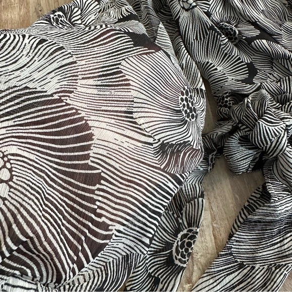 Express V-Neck Wrap Top Floral Black And White Long Sleeves SZ XS NEW WITH TAGS - Picture 6 of 9